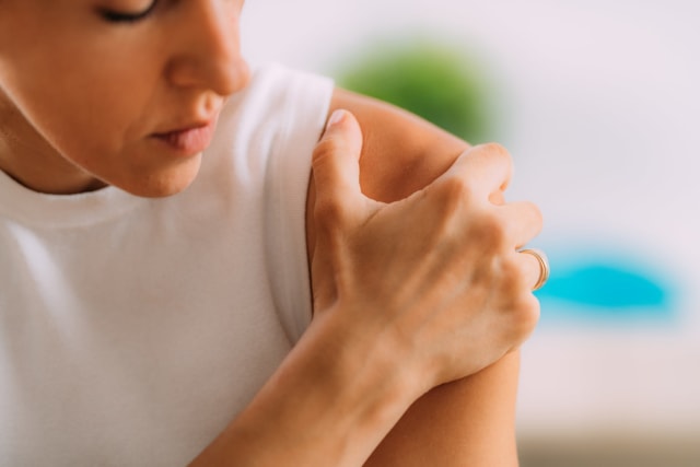 Durerea de umăr din perimenopauză poate semnala sindromul umărului înghețat, avertizează specialiștii