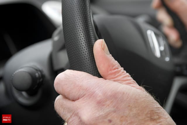 Un pensionar de 86 de ani, condamnat pentru neplata unei taxe auto de 4 euro, decizie surprinzătoare a instanței