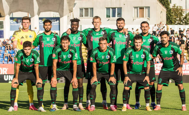 Corvinul Hunedoara aduce primul punct din deplasare în Superligă cu un om în minus