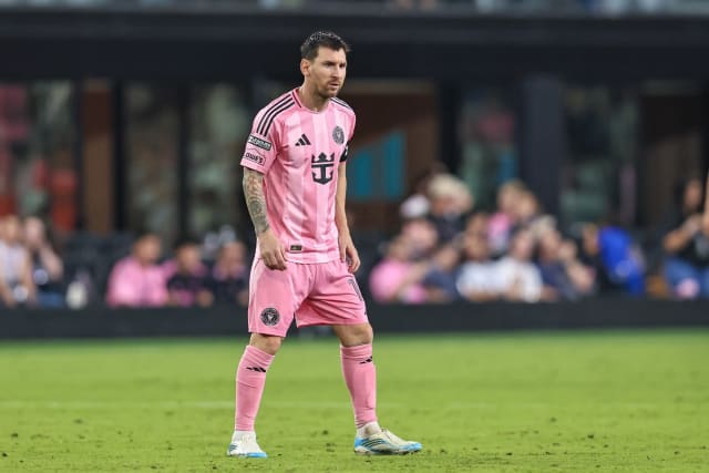 Cristiano Ronaldo îi transmite un mesaj de încurajare lui Lionel Messi după decesul tatălui său