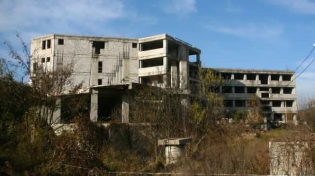 O clădire abandonată din Nădlac va fi transformată în laboratoare școlare moderne