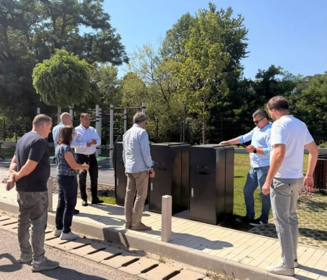 Gilăul modernizează transportul public cu 13 stații inteligente alimentate solar
