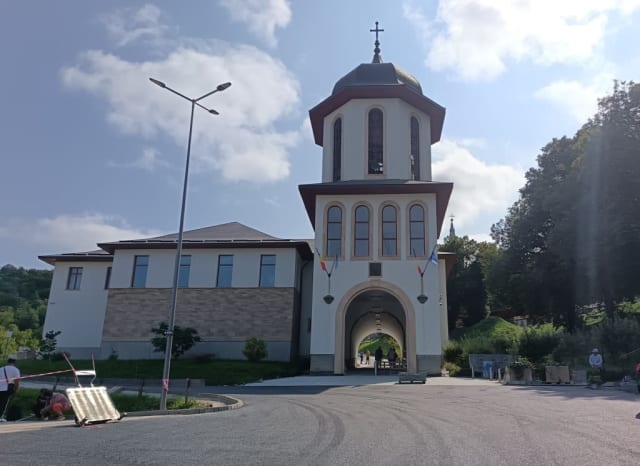 Mii de credincioși participă la pelerinajul de Sfânta Maria la Nicula, începând cu 13 august 2026