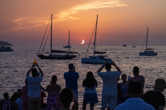 Imagini spectaculoase cu eclipsa solară: fenomenul rar vizibil în Europa în 2026