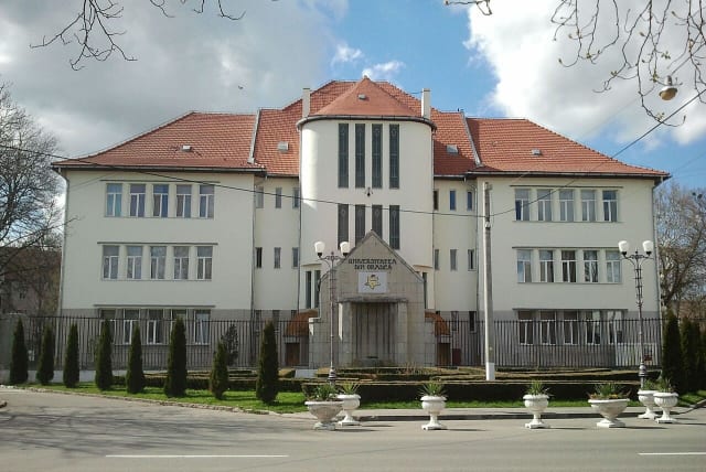 studenți participând la activități practice în domeniul energiei verzi