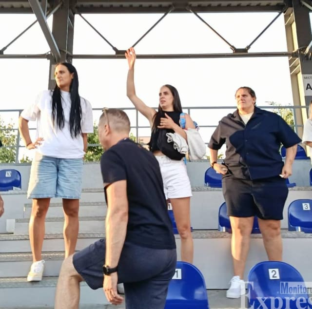 Bianca Bazaliu, Sorina Grozav și Renata De Arruda, în tribune la meciul Corona Brașov – Olimpic Zărnești