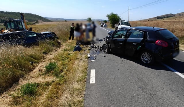 Un accident aproape de Izvoarele: doi răniți au fost duși la spital