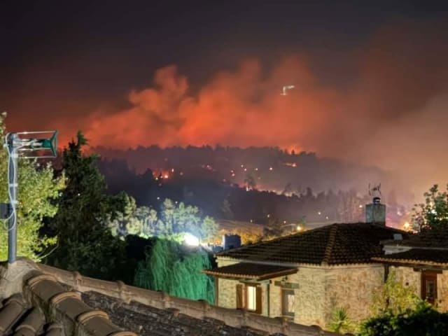 Un incendiu în Halkidiki: autoritățile au dispus evacuări, românii sunt avertizați să nu se întoarcă după bunuri