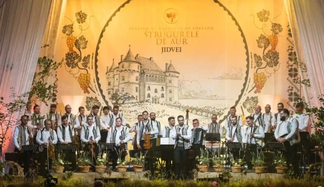 Artiști în costum popular pe scenă la festivalul Strugurele de Aur în Blaj