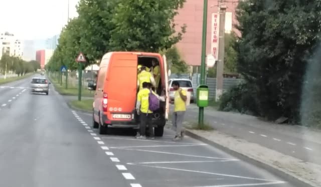 Imagini revoltătoare în Brașov! Peste 15 muncitori asiatici, înghesuiți într-o dubă