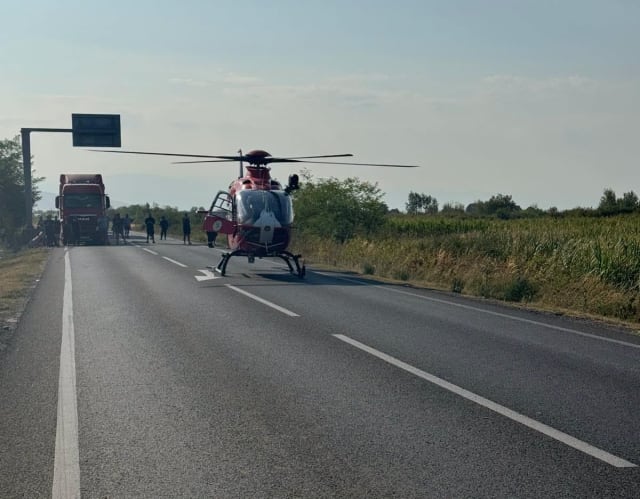 Un bărbat s-a stins din viață în accident cu trei mașini pe DN 6 în Timiș. Elicopterul SMURD a aterizat pe șosea