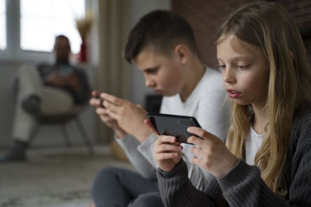Cercetare italiană arată că elevii care își fac cont pe rețelele sociale din gimnaziu au rezultate mai slabe la școală