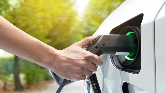 Feldioara: Șase stații de încărcare gratuite pentru mașini electrice și hibride în 4 locații