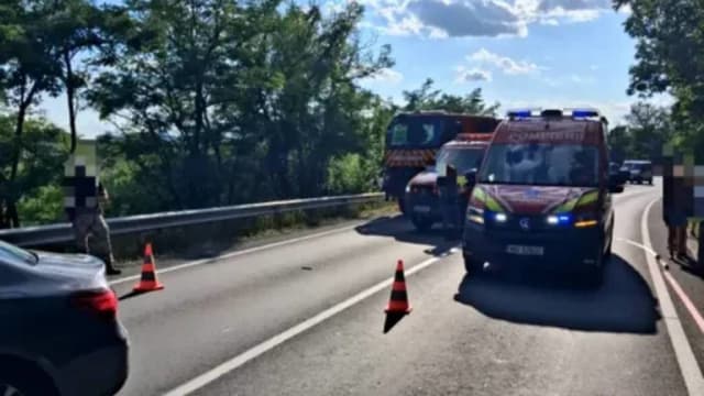 Trei persoane, printre care un copil, s-au stins din viață într-un accident grav între trei mașini și un camion militar
