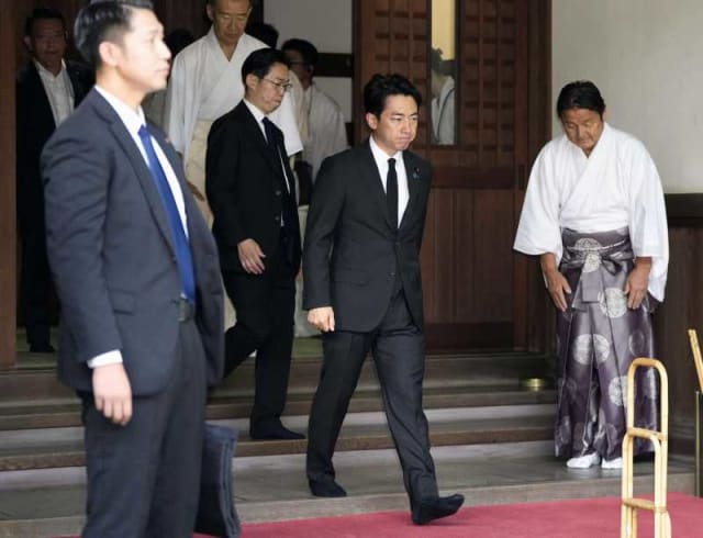 Miniștri din guvernul Takaichi vizitează altarul controversat Yasukuni din Tokyo