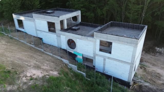 Beard Brothers construiește o școală de meserii la Florești, dar are nevoie de sprijin pentru finisaje și dotări