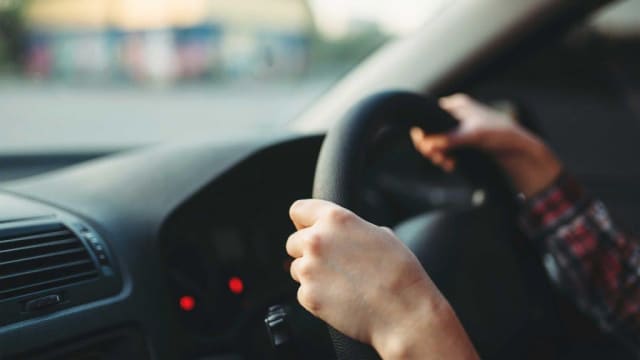 Ce trebuie să ai obligatoriu în mașină când pleci la drum lung: lista esențială pentru șoferi