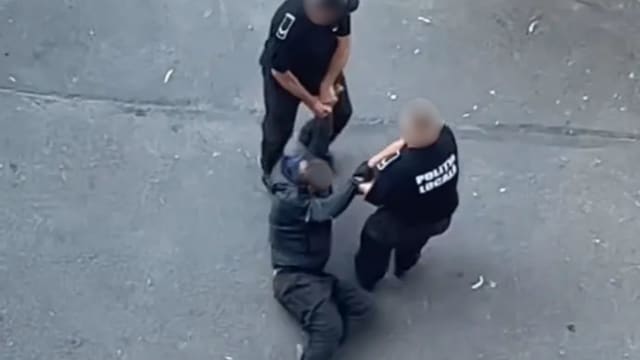 Imagini revoltătoare din Cluj-Napoca: Polițiștii locali târăsc un bărbat pe asfalt până la autospecială, IPJ a deschis dosar penal