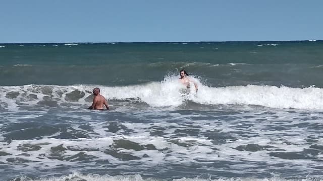 Salvamarii din Mangalia sunt în ALERTĂ: un turist din Venus, resuscitat pe plajă, altul, din Saturn, la spital