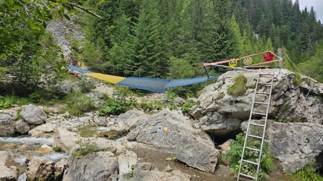 Accesul către lacul Scropoasa și cascada 7 Izvoare, întrerupt din cauza ruperii unui pod