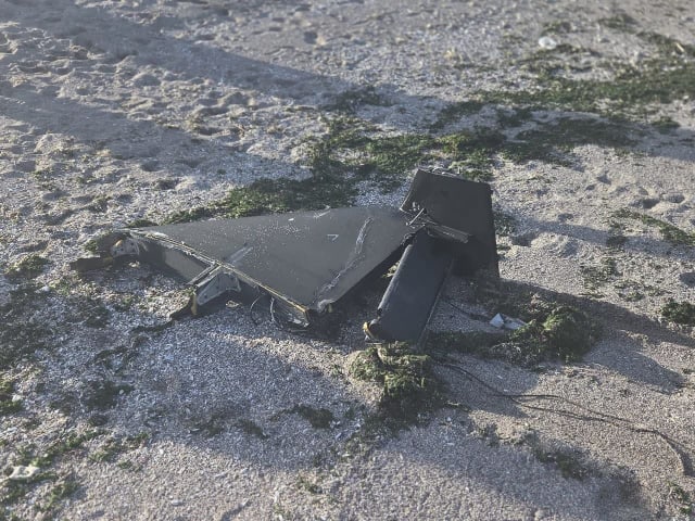 Turiștii din Tuzla, speriați după ce o femeie a găsit o bucată de dronă pe plajă