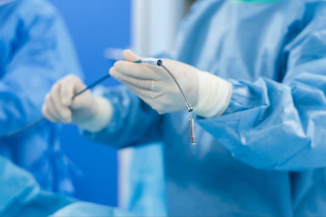 Medic cardiolog în timpul intervenției de implantare a stimulatorului cardiac