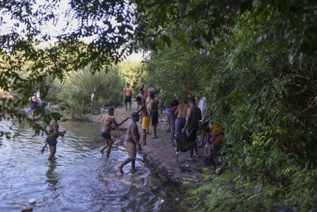Mai mulți muncitori asiatici și români se bălăcesc pe malul râului Ciorlogârla, arată reportajul