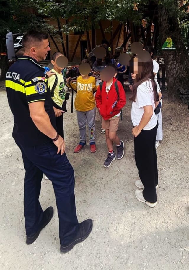 Polițiștii din Brașov au discutat cu sute de copii pentru prevenirea incidentelor turistice