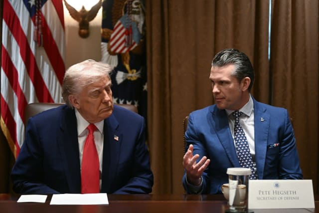 Donald Trump și Pete Hegseth în emisiune la Fox News