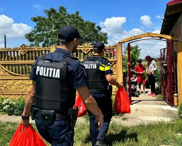Polițiști timișeni au reținut șase suspecți, inclusiv un agent, în dosar de jafuri cu ponturi