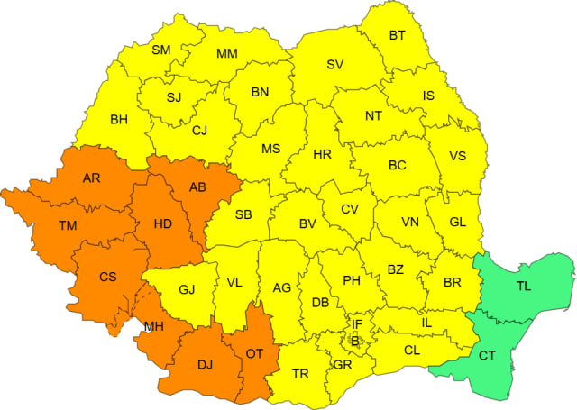 Femeie hidratându-se în soare, termometru cu temperatură ridicată, peisaj de vară în Sălaj