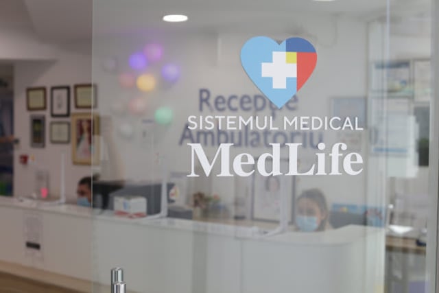 Echipă de medici și specialiști în laborator de diagnostic molecular