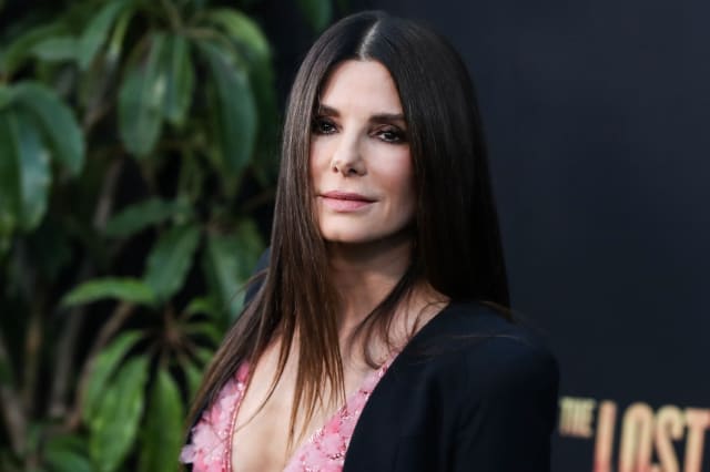 Sandra Bullock afirmă că s-a izolat de lume înainte de moartea partenerului diagnosticat cu boală incurabilă