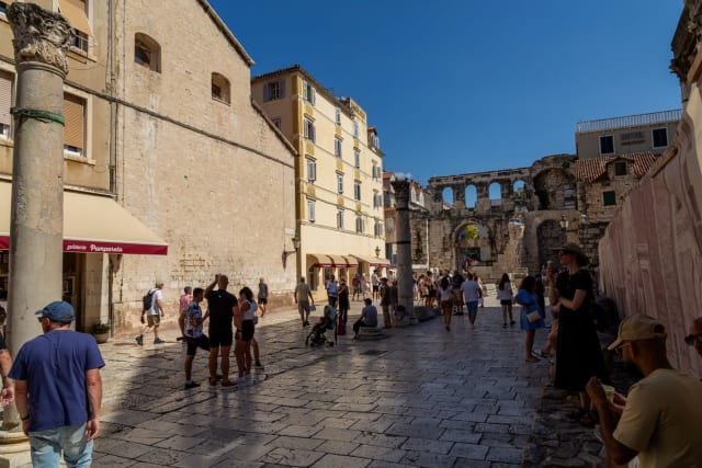 Croația a interzis vânzarea de alcool după ora 21:00 în Split pentru a combate turismul de beție