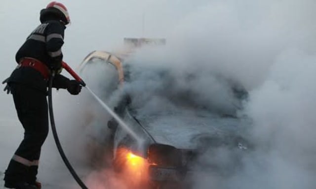 Cadavru carbonizat descoperit într-o mașină incendiată lângă Săcele
