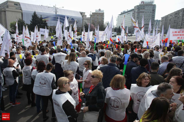 Grefierii au amenințat că vor bloca instanțele și parchetele din 1 septembrie din cauza legii salarizării