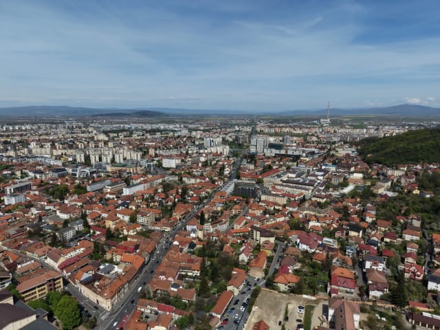 Primăria Brașov solicită măsuri pentru mirosul neplăcut din oraș în urma activităților de fertilizare