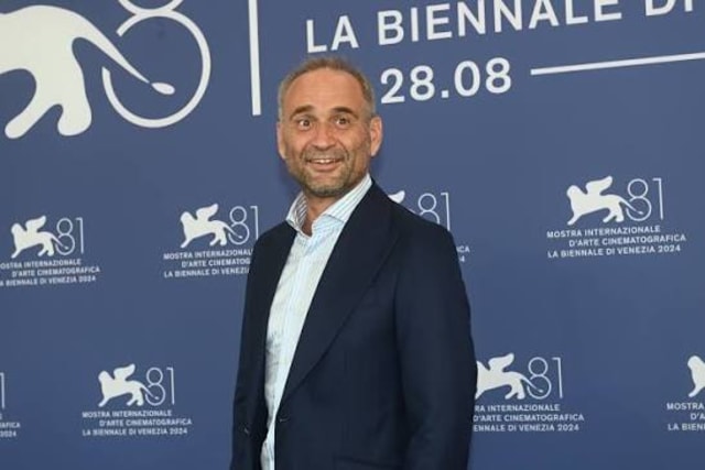 Actorul Adrian Văncică primind premiul la festivalul de film