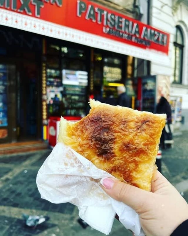 Scandal culinar în Piața Amzei: croissant versus merdenea a divizat mediul online