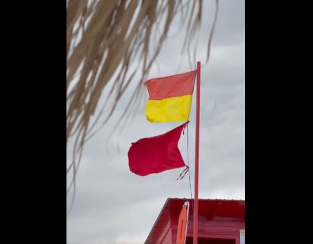 Steag roșu arborat la Eforie Nord: Înotul interzis din cauza mării agitate