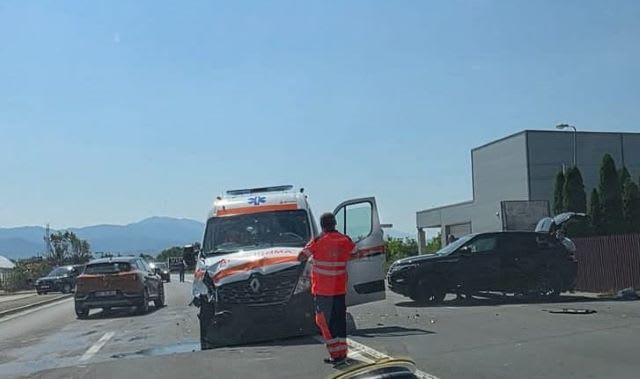 Accident rutier pe Calea Feldioarei din Brașov cu 5 victime și ambulanță implicată