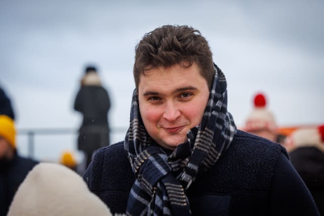 Un vânzător de mașini din Belgia, recunoscut ca fiu al Prințului Laurent, a avut ceremonie discretă la primărie