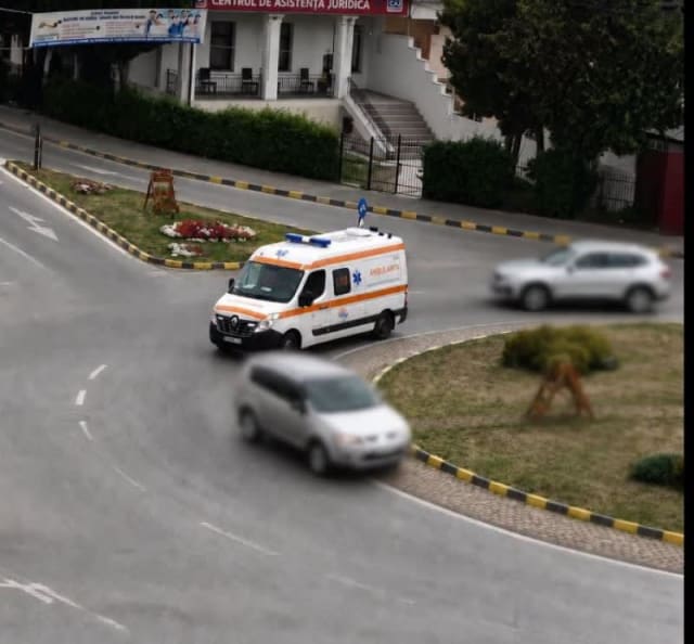 Ambulanțierii Botoșani, apel urgent pentru șoferi după accidentul din sensul giratoriu: "Sirena nu este un privilegiu!"