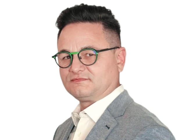 Iulian Diaconu în atelier, prezentând sisteme electrice pentru încălzire