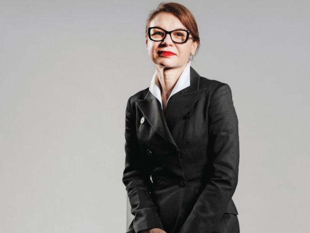 Anca Nicoliţa dansând pe scenă, în contextul leadershipului și artei