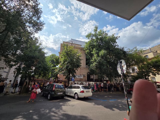 Războiul Merdenelelor, ziua a 3a: coadă lungă până în Calea Victoriei, după o oră și jumătate de așteptare