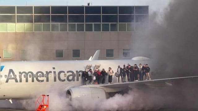 Explozie și incendiu la bordul unui avion american, cinci pasageri răniți