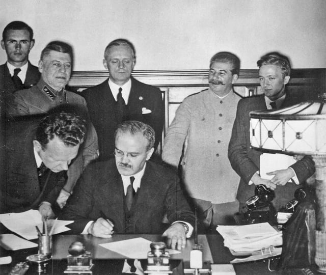 Semnarea pactului Molotov-Ribbentrop în 1939, lideri sovietici și naziști