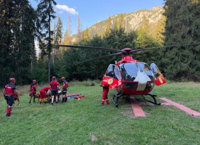 Un turist a căzut în gol 30 de metri în Masivul Ceahlău, fiind rănit grav