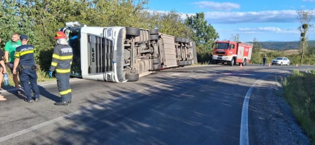 Accident rutier la Gilău: un tir plin cu marfă s-a răsturnat pe varianta Cluj